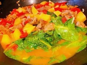 炖至土豆八成熟时放入莴笋叶改成小火慢炖