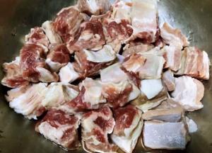 新鲜的牛肉在清水中浸泡一会儿去除血水后洗净切成大小均匀的块状