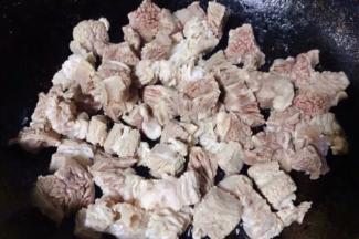 牛肉冲洗干净沥干水份放入锅中