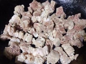 牛肉冲洗干净沥干水份放入锅中