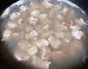 锅中烧开水放入牛肉块同时倒入料酒焯水去除多余的油脂和杂质后立即放入冷水中过凉