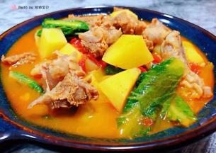 美味可口的西红柿炖牛肉装入容器中就大功告成了