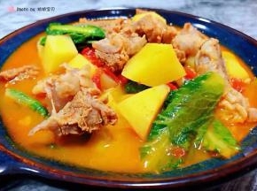 美味可口的西红柿炖牛肉装入容器中就大功告成了