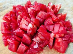 西红柿洗净切成小块备用