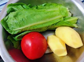 土豆去皮洗净、西红柿、莴笋叶备用