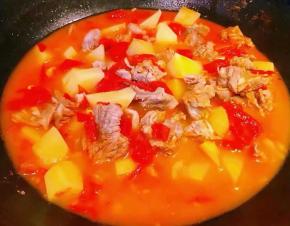 放入炖好的牛肉和土豆块再倒入原汁原味的牛肉汤大火炖起来