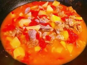 放入炖好的牛肉和土豆块再倒入原汁原味的牛肉汤大火炖起来