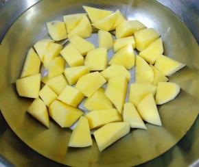 土豆切成滚刀块在清水中浸泡一会儿去掉多余的淀粉后洗净沥干水份