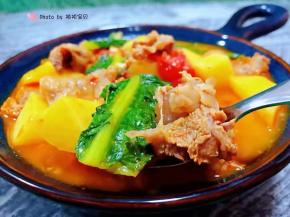 香浓的牛肉入口唇齿留香混搭西红柿、土豆、莴笋叶的清香真是让人回味无穷