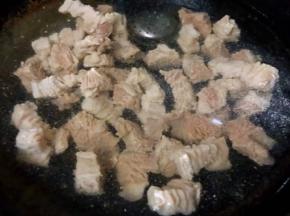 处理好牛肉放入锅中添加适量清水放入调味盒（花椒、八角、姜片）糖大火炖起来