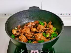 按个人口味加入盐，加入切好的青椒大火收汁，我还加了几个鹌鹑蛋。