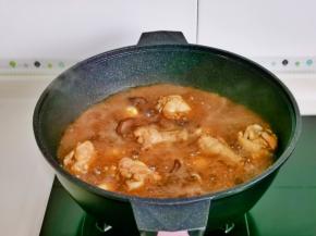 烧开后转小火将鸡腿炖烂。