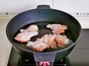 鸡翅根焯水，冷水下锅烧开煮3分钟捞出温水冲洗干净。
