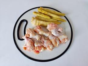 竹笋提前焯水一遍，去除涩味。