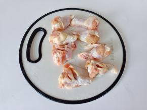 鸡翅根正反两面各划两下，便于入味！