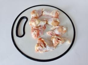 鸡翅根正反两面各划两下，便于入味！