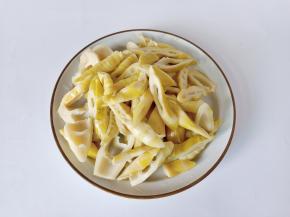 竹笋斜着切成小块备用。