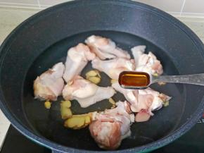鸡翅根冷水下锅，放生姜，料酒焯水。