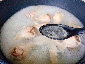 焯水期间撇去浮沫，焯水后的鸡翅根清水冲洗一下，沥干水分备用。