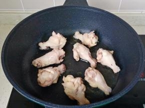 热锅热油下鸡翅根中火煎。
