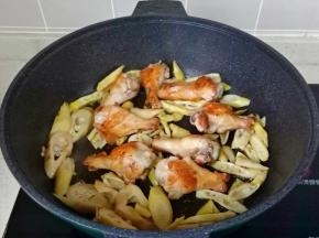 放入竹笋开大火翻炒。