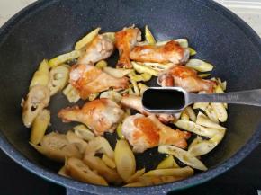 加入生抽两勺。