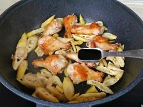 加入生抽两勺。