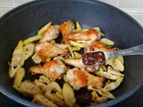 加黄豆酱两勺。