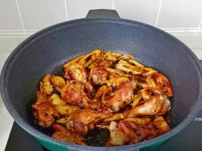 加料酒少许翻炒均匀上色。