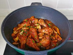 汤汁粘稠时加少许的盐调味，撒葱花即可出锅！