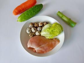 准备生菜、黄瓜、胡萝卜、莴笋、鹌鹑蛋、鸡胸肉。