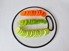 胡萝卜，黄瓜，莴笋分别削皮切圆片。