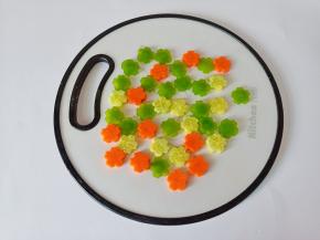 用模具印出小花形状。