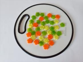 用模具印出小花形状。