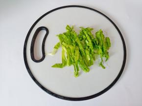 生菜洗净控干水份切细丝。