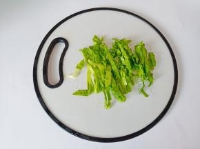 生菜洗净控干水份切细丝。