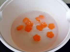水开胡萝卜焯水两分钟左右捞出。