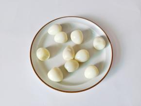 鹌鹑蛋煮熟剥壳备用。
