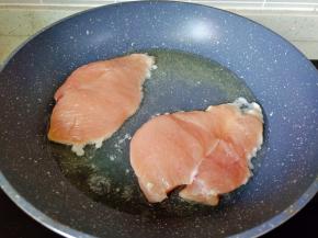 热锅热油下鸡胸肉煎【鸡胸肉对半切开易熟】