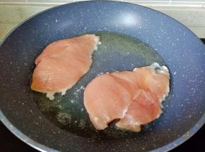 热锅热油下鸡胸肉煎【鸡胸肉对半切开易熟】