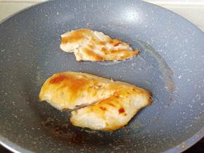 鸡胸肉煎到两面金黄，里面熟透就可以。