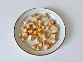 鸡胸肉切小块。