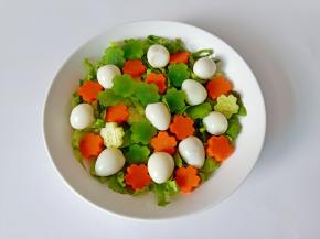 生菜铺盘底，依次码上鹌鹑蛋，莴笋，胡萝卜，黄瓜。