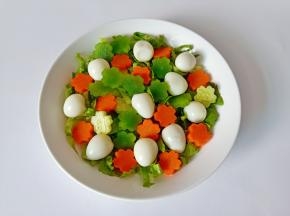 生菜铺盘底，依次码上鹌鹑蛋，莴笋，胡萝卜，黄瓜。