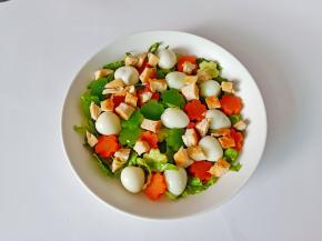 放上鸡胸肉丁，淋上油醋汁【生抽，醋，芝麻调的汁】