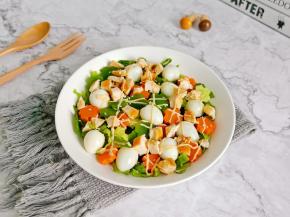 调好的四季宝花生酱装入裱花袋，挤到上面，这款花生酱0蔗糖0盐添加，香味不减，爱吃沙拉的MM们吃起来不用担心长肉肉！