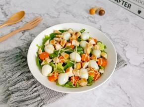 调好的四季宝花生酱装入裱花袋，挤到上面，这款花生酱0蔗糖0盐添加，香味不减，爱吃沙拉的MM们吃起来不用担心长肉肉！