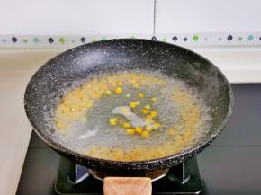 玉米粒煮熟捞出沥干水分。