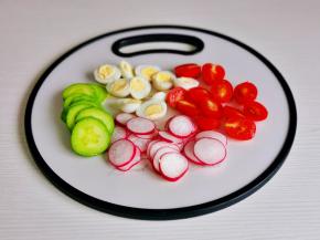 各种食材切好。