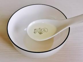 油醋汁：橄榄油加入碗中。